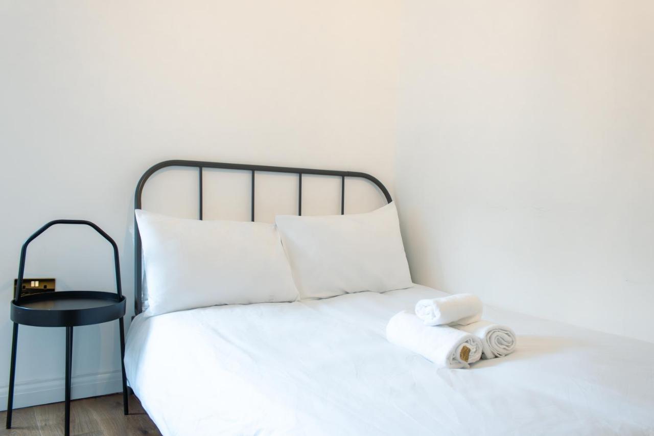 Nice 4 Bedroom Apartment Near City Centre 2-Min Walk To Metro !! Business & Family Friendly!! London Exterior photo
